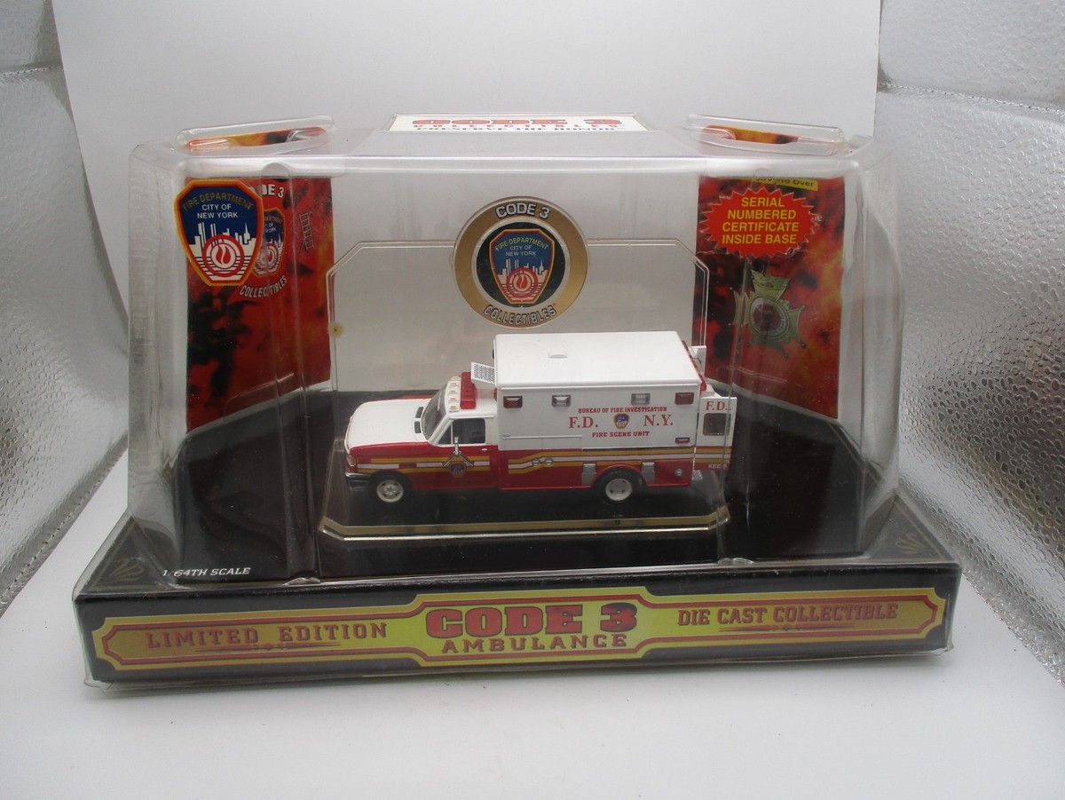 未使用 CODE3 AMBULANCE DIE CAST ミニカー s-l1200.jpg