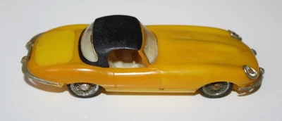 Vehículo de juguete vintage de plástico convertible Jaguar Zee amarillo modelo 2080 Foto 1 de 4