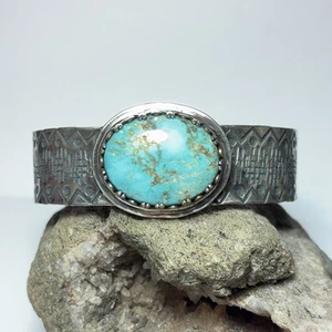 Brazalete estampado a mano de plata esterlina 925 turquesa Kingman sin tratar 150 quilates Tw EE. UU. - Imagen 1 de 7