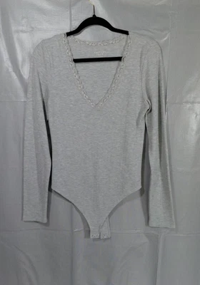 Body American Eagle cuello en V manga larga ribete de encaje XL gris claro ajustado elástico Foto 1 de 4