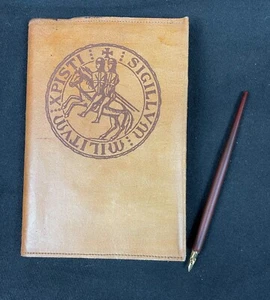Agenda in cuoio "Templar". Copertina in cuoio con decorazione incisa. - Foto 1 di 3