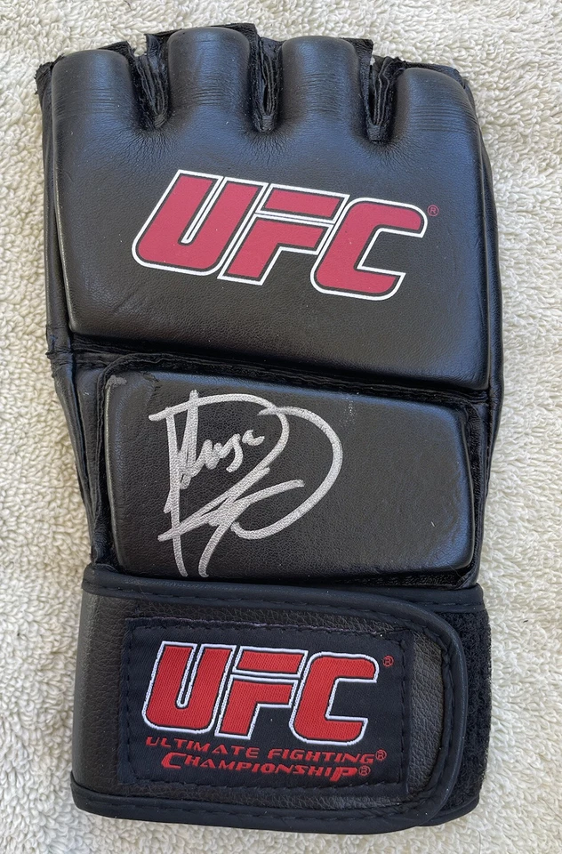 Rashad Evans Signed UFC Glove - Image 1 of 1