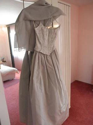 Vestido formal de noche de graduación talla 12 plateado. Muestra de pasarela. Foto 1 de 4