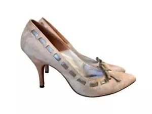 Tacones de gamuza desnudos vintage de principios de los 60 camafeo Room arco de cuero 6 estrechos - Imagen 1 de 5