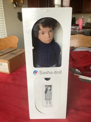 Muñeca Sasha 301 Gregor Dark Denims 16" de colección, suéter, cinturón, etiqueta y caja, Reino Unido Foto 1 de 4