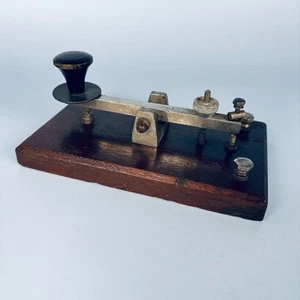 CLÉ MORSE VINTAGE SUR SOCLE BOIS - Photo 1/7