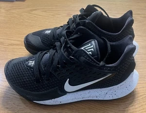 Nike Kyrie 2 TB Low Schwarz Basketballschuhe Größe 7 - Bild 1 von 2
