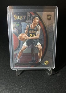 John Collins 2017-18 Panini Select Rookie RC #45 Atlanta Hawks (NM+) - Foto 1 di 2