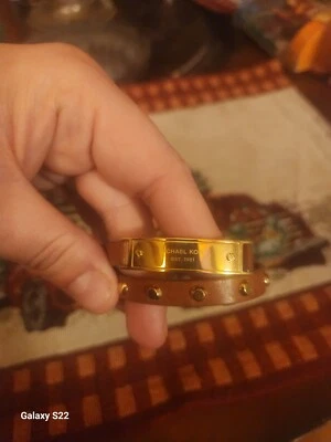 Pulsera envolvente de cuero marrón Michael Kors Fulton con logotipo dorado MK J3863 Foto 1 de 4