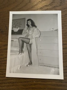 Medias Pin-up Bettie Page 5x4 Foto en Blanco y Negro Sexy Bunny Yeager - Imagen 1 de 4