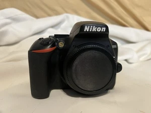 Nikon D3500 24.2MP DSLR-Kamera mit 18-55mm Objektiv schaltet Reparatur oder Teile ein - Bild 1 von 7
