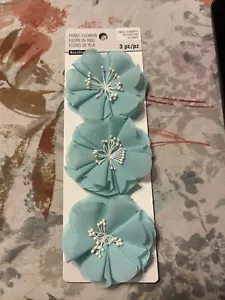Blaue Stoffblumen mit Perlen - perfekt für eine Hochzeit - NEU - Bild 1 von 3