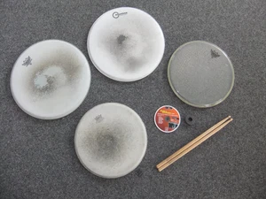 Gebrauchtes Schlagzeugfell-Sortiment inkl. Sticks und Bonus-CD - Bild 1 von 7