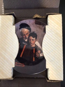 1981 Knowels Norman Rockwell "The Music Maker" caja de placas y certificado de autenticidad - Imagen 1 de 4