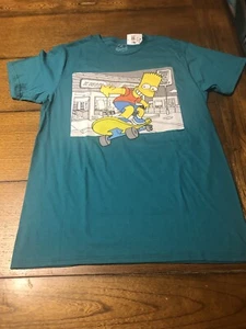 T-shirt grafica Bart Simpson nuova con etichetta Bart On Skateboard adulto M - Foto 1 di 7