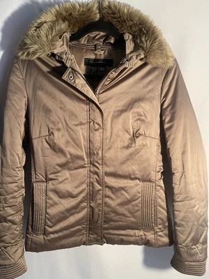 Chaqueta acolchada extraíble Zara color tostado cuello de piel sintética para mujer talla pequeña preppy exterior Foto 1 de 4