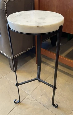 Mesa oval Alinea com tampo de mármore por Butler - Imagem 1 de 4