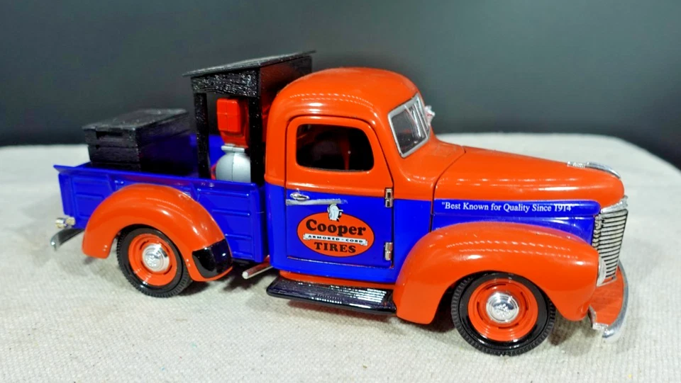Camión de servicio de carretera Liberty Classics Cooper Tire 1947 International KB 1 1/24 Foto 1 de 4