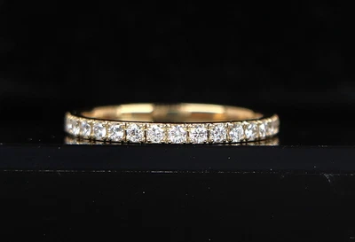 Alianza de boda de medio círculo con diamantes redondos pavé de oro amarillo de 18 quilates talla 9 $2,450 Foto 1 de 4