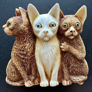 Harmony Kingdom Pin Brooch Scared Trio Three Cat Figurine Approx 2" Square - Picture 1 of 13