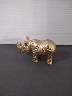 "Estatuilla de rinoceronte Nate Berkus latón tono dorado metal rinoceronte 5""" Foto 1 de 4