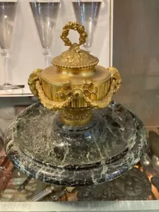 Seltenes antikes Louis XVI vergoldetes Bronze Tintenfass mit Ziegenköpfen und Girlanden 19. Jh. - Bild 1 von 12