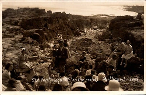 PORTHCAWL GALES - VENTRÍLOCUO EN LA PLAYA TOCANDO AL PÚBLICO FOTO REAL POSTAL - Imagen 1 de 2