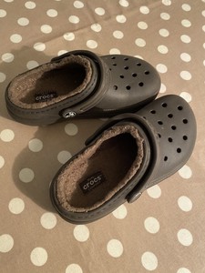 gray fur lined crocs