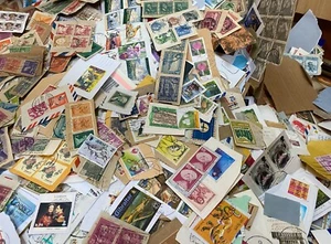 KILOWARE -Worldwide stamps Assortment about 1000 pieces on paper - Picture 1 of 4