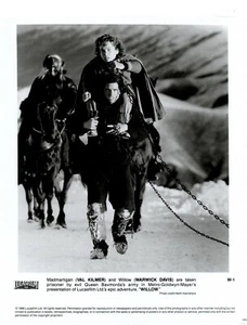 Willow 1988 B&W 8x10 Glossy Movie Promo Photo Val Kilmer & Warwick Davis (A3) - Picture 1 of 1