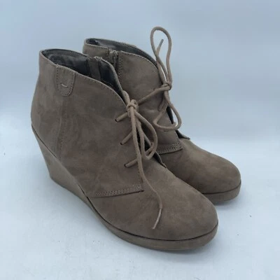 Botas femininas Merona camurça marrom com cadarço tamanho 8,5M - Imagem 1 de 4