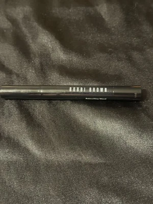 Varita de retoque Bobby Brown mediana Foto 1 de 2