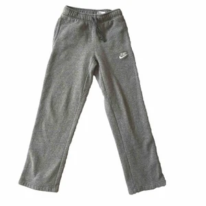 Nike Sweatpants Pants Boy Youth SZ M Gray Sportswear Club Fleece Inseam 25.5 EUC - Picture 1 of 10