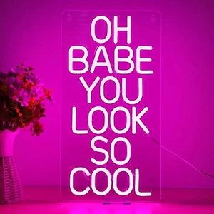 'Oh Babe You Look So Cool' USB LED Luz Neón Letrero Decoración de Pared. Rosa 42cm x 22cm - Imagen 1 de 8