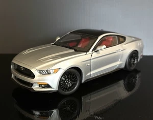 Ford Mustang Gt 2017 silber 1/18 Auto World - Bild 1 von 17