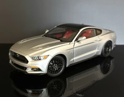 Ford Mustang Gt 2017 silber 1/18 Auto World - Bild 1 von 4