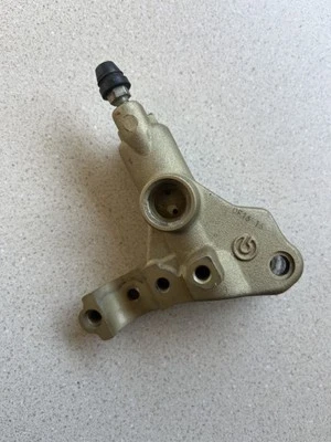 Cuerpo de bomba cilindro maestro freno delantero Brembo dorado 16 mm Ducati 748 996 998 Foto 1 de 4