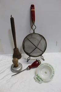 Vintage Küchenutensilien Bauernhaus primitiv rot Holzgriff Sieb Eispickel - Bild 1 von 2