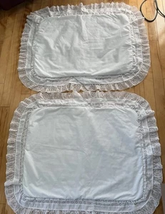 2 Laura Ashley Burlington weiße gesteppte Kissenbezüge Braut Spitze weiß HV COMFOR - Bild 1 von 12