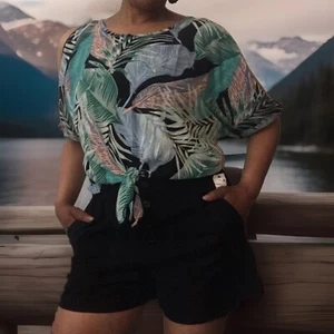 Schwarzes Dolman Oberteil mit Blätterdruck und geteilten Ärmeln neu Freizeitkleid Arbeitskleidung S M L - Bild 1 von 7