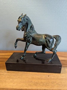 Superbe cheval en bronze à patine verte sur socle en marbre noir - Photo 1/7