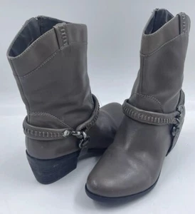 B. Makowsky Hudson Heeled Leather Boots Gray Removable Harness - Picture 1 of 5