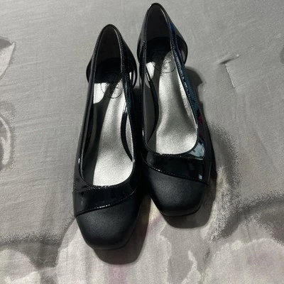 Zapatos de salón LifeStride Simply Comfort para mujer Groovy con cuña negros 8M Foto 1 de 2