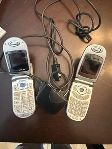 Deux téléphones portables à clapet LG Verizon VX 3200 avec chargeur pour pièces uniquement - Photo 1 sur 8