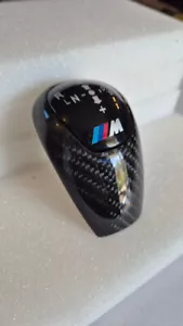 Pomello cambio emblema vero carbonio BMW M5 M6 E60 E61 E63 E64 pomello cambio quadro ingranaggi - Foto 1 di 8