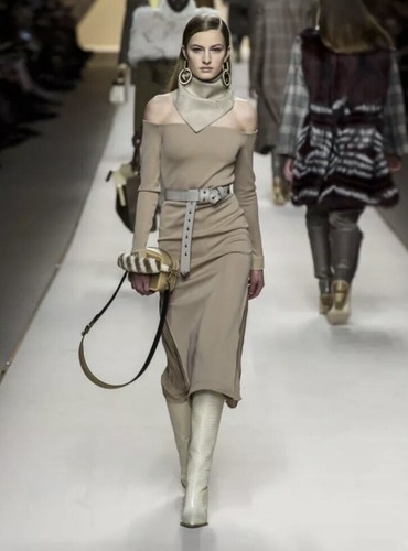Abito midi nuovo con etichette in jersey beige Fendi logo fuori spalla taglia 40IT 4US 2290$