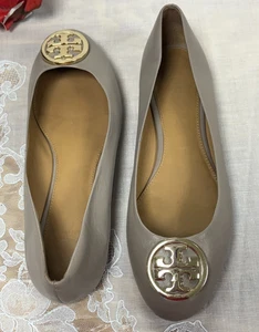Tory Burch-Women- 64090-  Ballet Flat Metal Logo Gold/Blond leather shoes.Sz-8M. - Picture 1 of 13