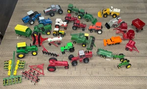 Lotto di 30+ trattori e rimorchi pressofusi vintage Ertl John Deere Case attrezzature agricole - Foto 1 di 13