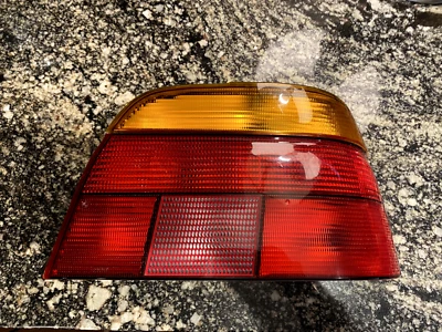 Luz trasera lateral derecha pasajero BMW OEM 528i 530i 540i M5 1997-2000 HELLA Foto 1 de 4
