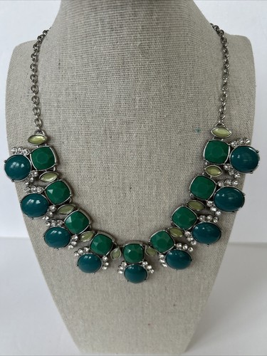 VETEMENTS Collana Lia Sophia tono argento acrilico trasparente e verde strass bavaglino 18"